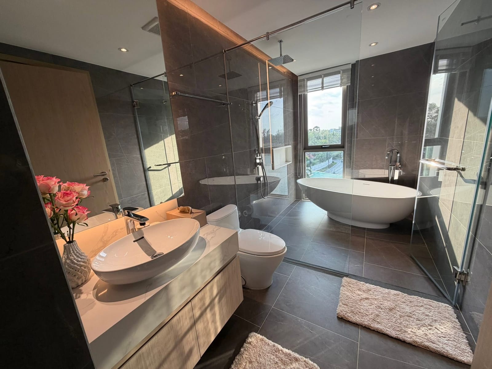 Lakefront 2-Bedroom Residence — The Aqua, Boat Avenue 11