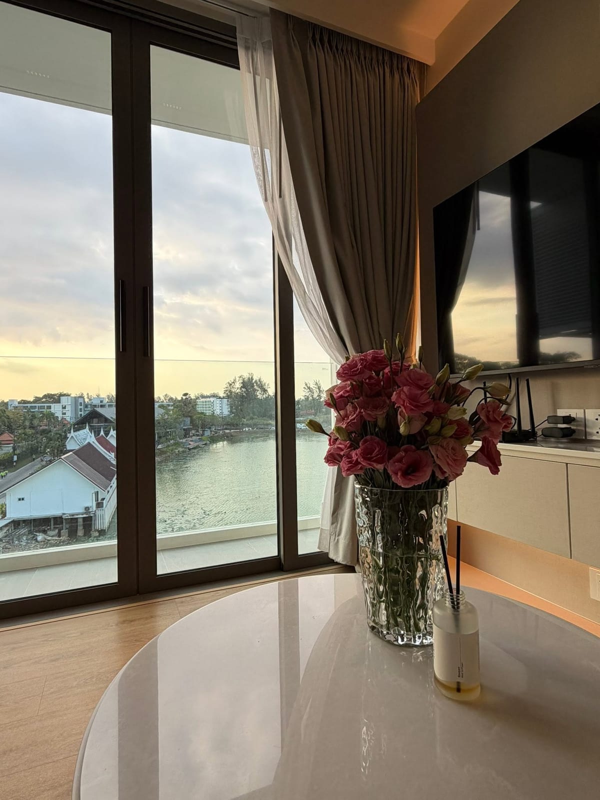 Lakefront 2-Bedroom Residence — The Aqua, Boat Avenue 14