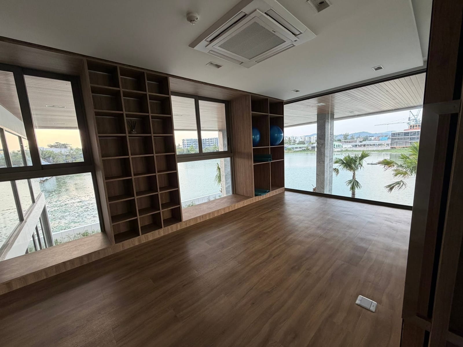Lakefront 2-Bedroom Residence — The Aqua, Boat Avenue 8