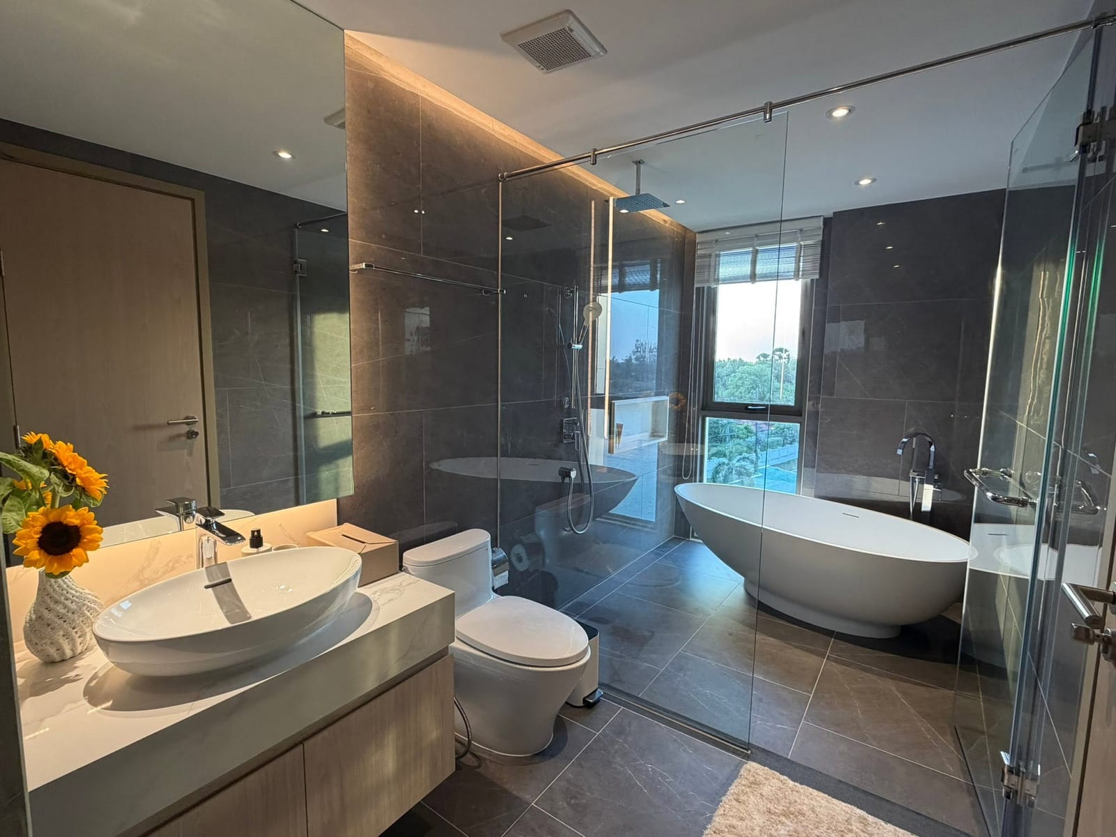 Lakefront 2-Bedroom Residence — The Aqua, Boat Avenue 9