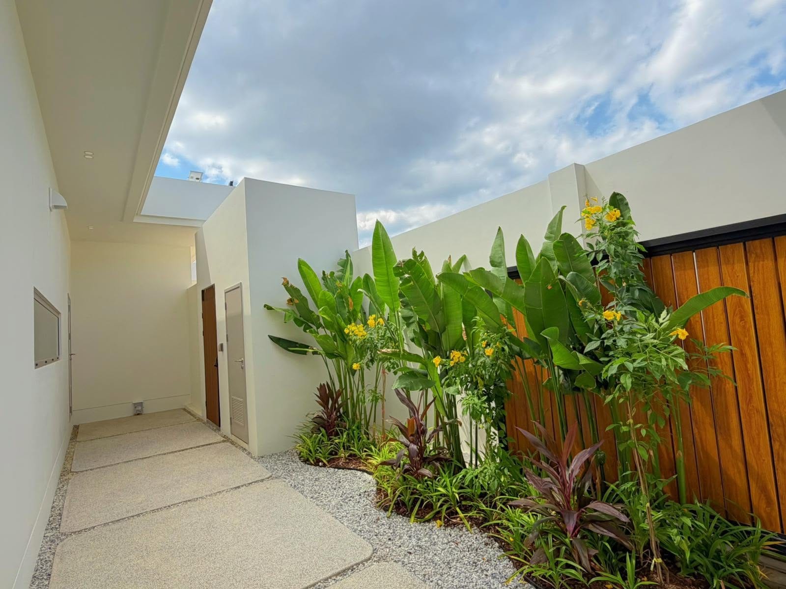Brand-New 4-Bedroom Luxury Pool Villa for Rent — Bang Jo 11