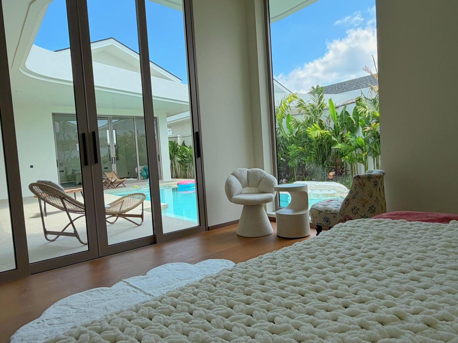 Brand-New 4-Bedroom Luxury Pool Villa for Rent — Bang Jo 14