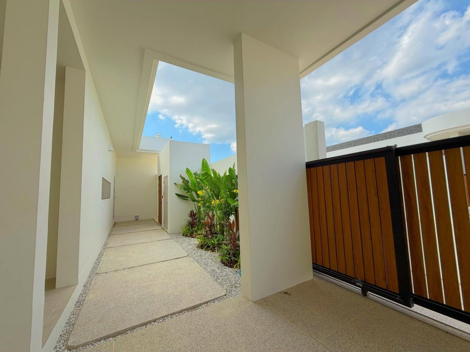 Brand-New 4-Bedroom Luxury Pool Villa for Rent — Bang Jo 2