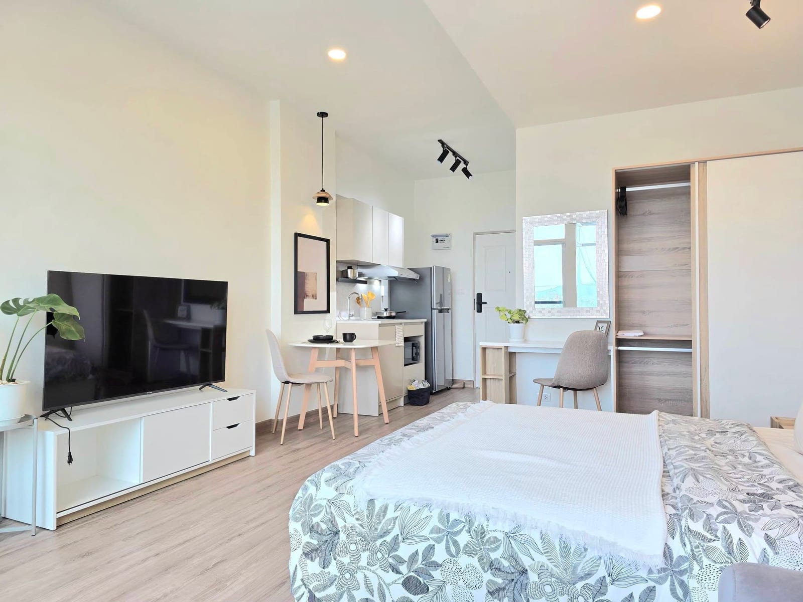 Corner Unit with Open View — The Bell Condominium, Chalong 8