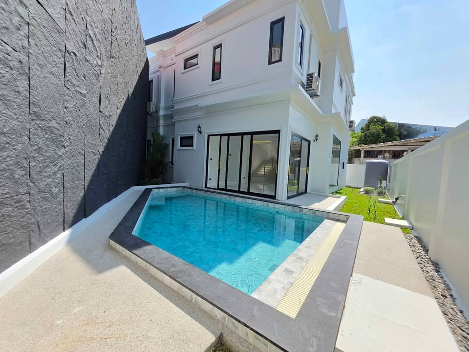 Brand-New Four-Bedroom Pool Villa — Chalong