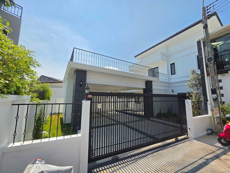 Brand-New Four-Bedroom Pool Villa — Chalong 3