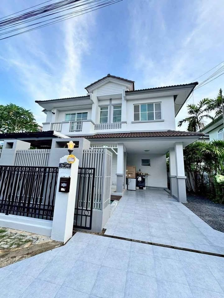Four-Bedroom Family House in a Gated Estate — Chalong