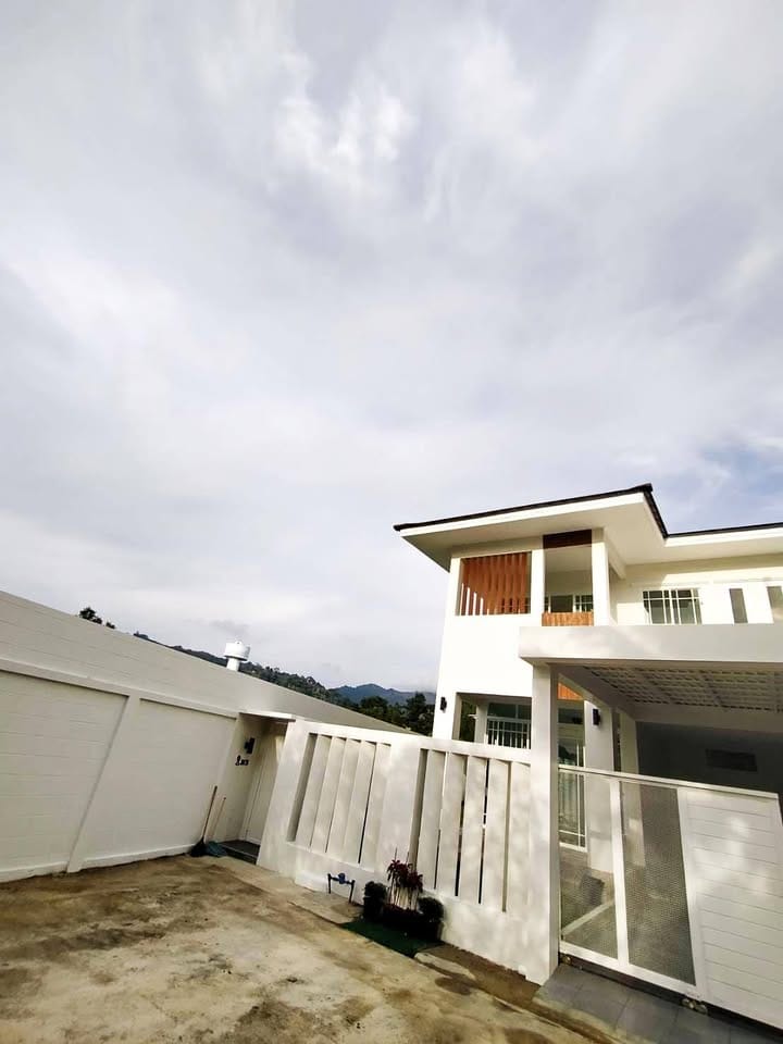 Renovated Two-Storey Corner House with Mountain View — Chalong