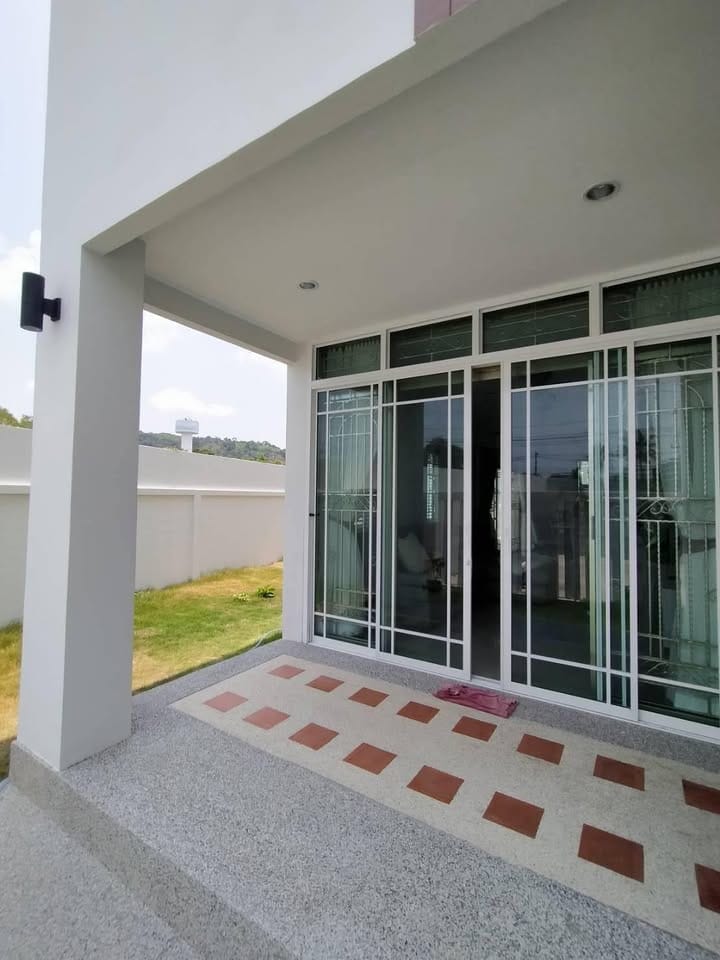 Renovated Two-Storey Corner House with Mountain View — Chalong