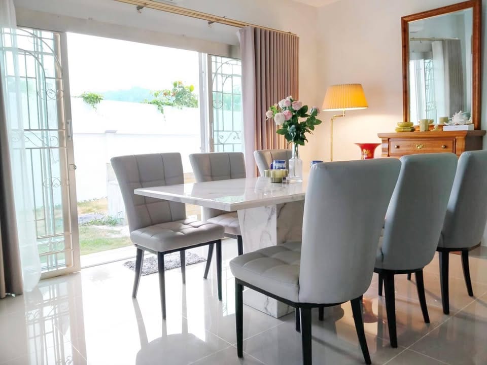 Renovated Two-Storey Corner House with Mountain View — Chalong