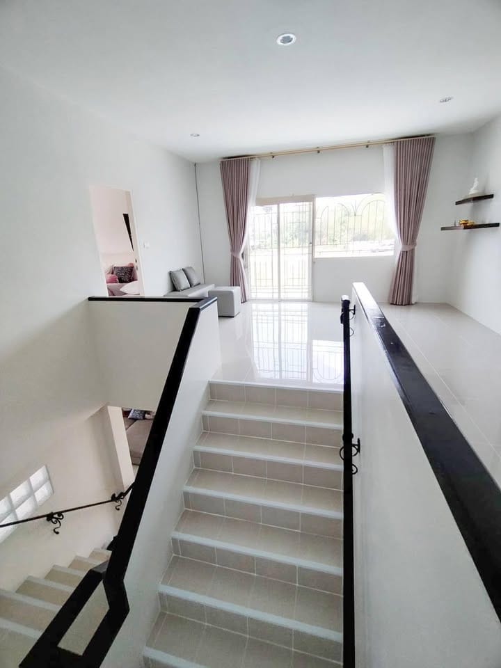 Renovated Two-Storey Corner House with Mountain View — Chalong
