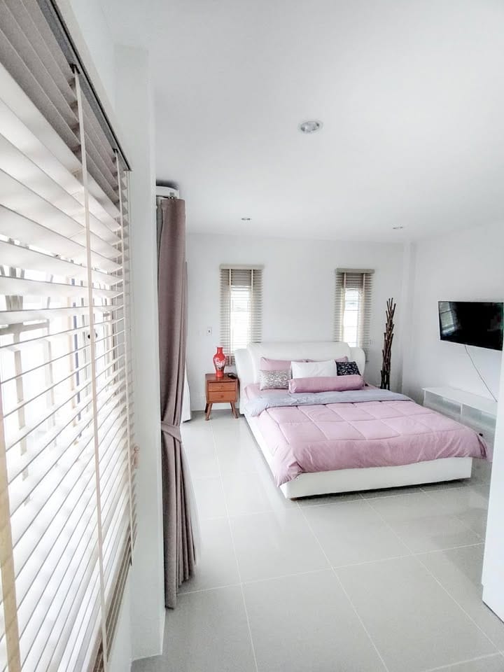 Renovated Two-Storey Corner House with Mountain View — Chalong
