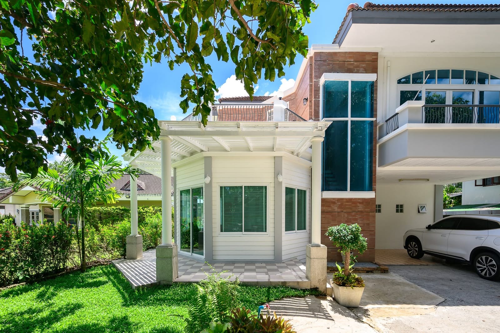 Four-Bedroom House with Roof Terrace — Chalong