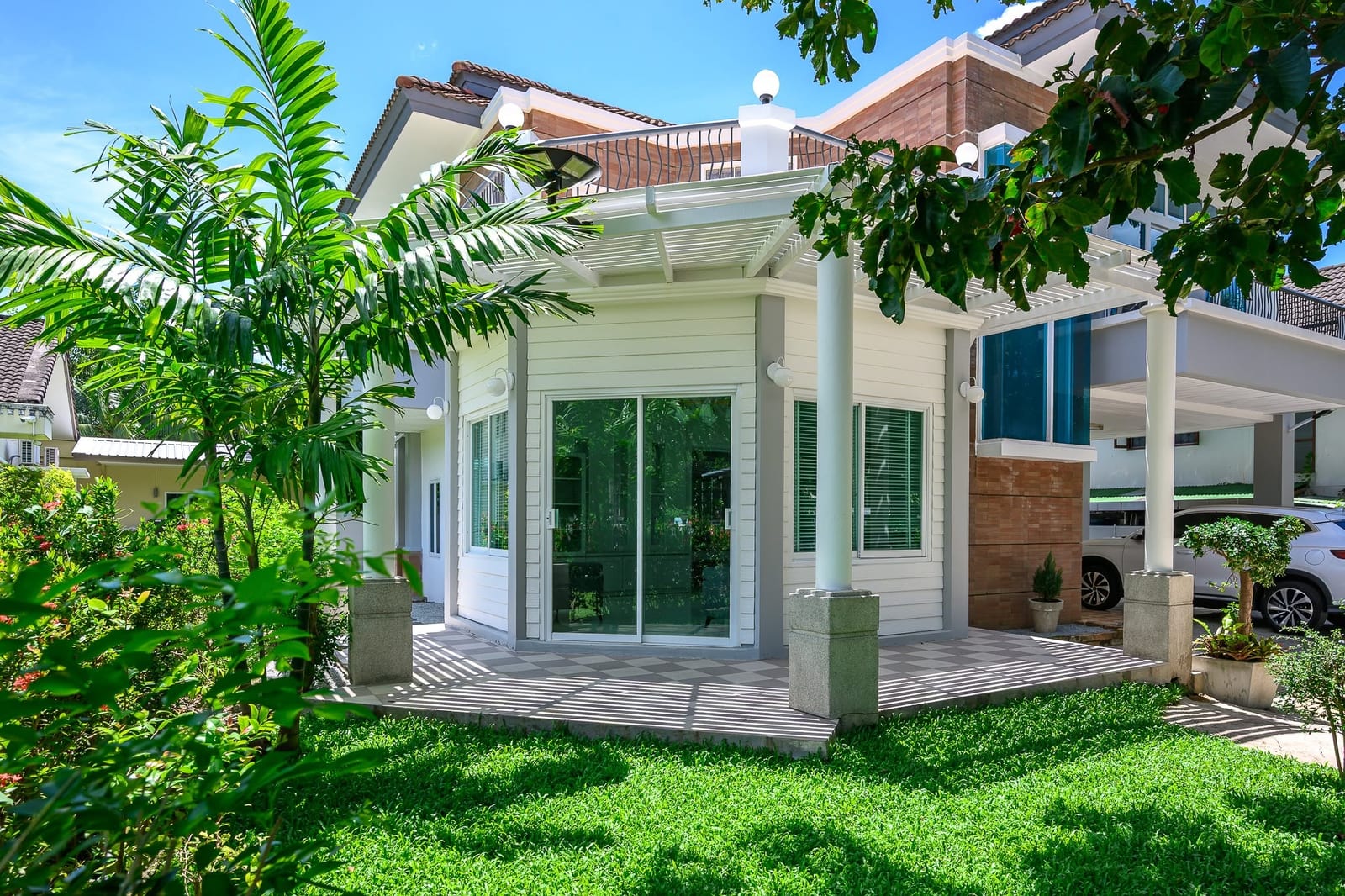 Four-Bedroom House with Roof Terrace — Chalong 11