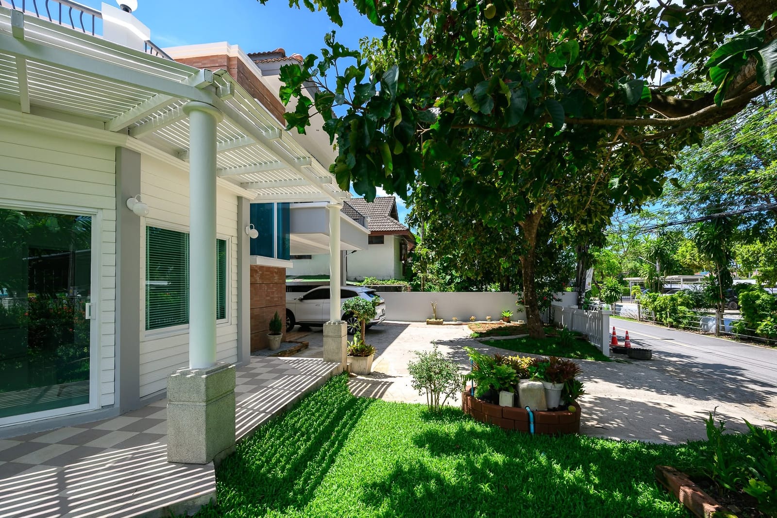 Four-Bedroom House with Roof Terrace — Chalong 13