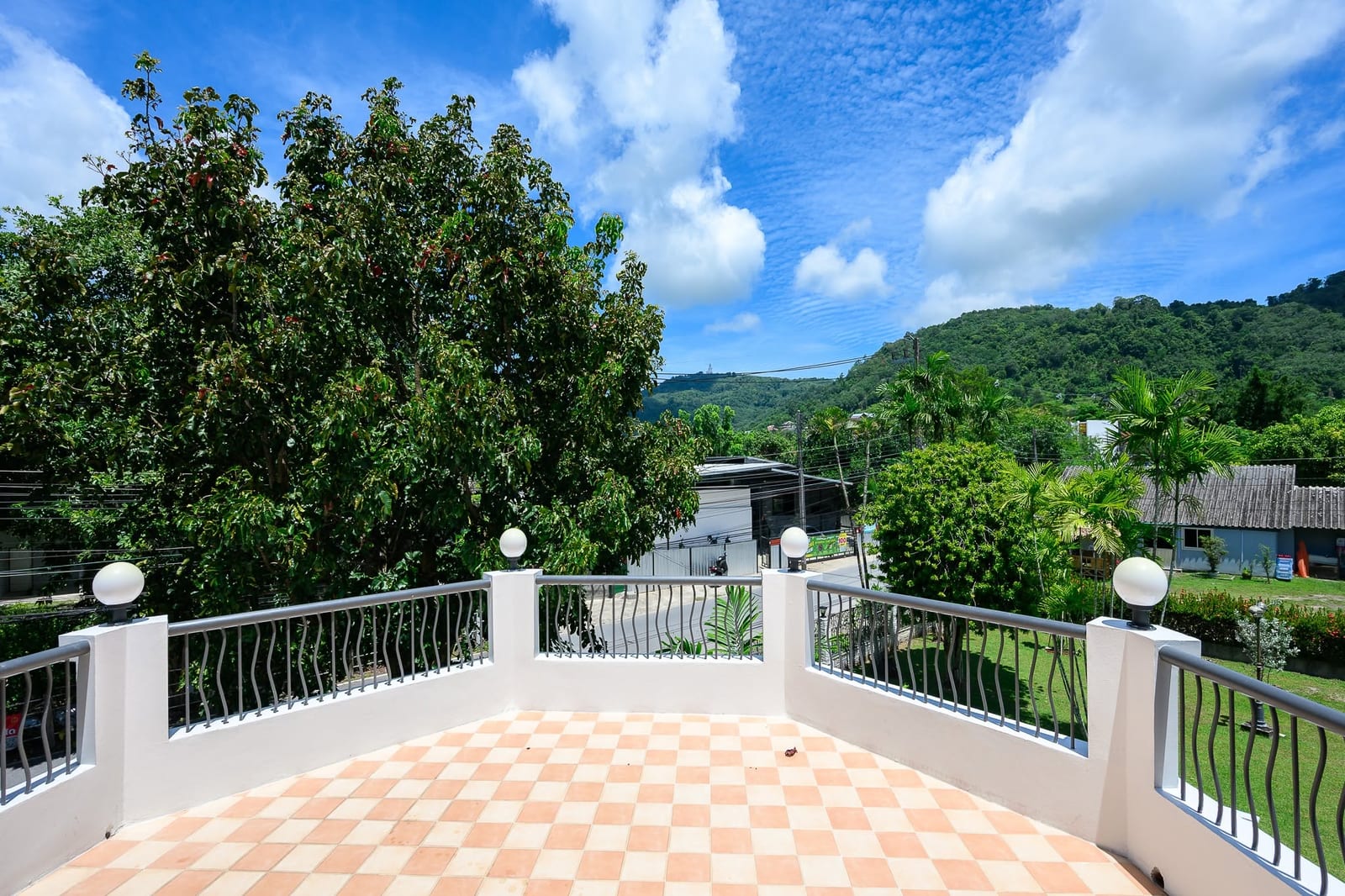 Four-Bedroom House with Roof Terrace — Chalong 2