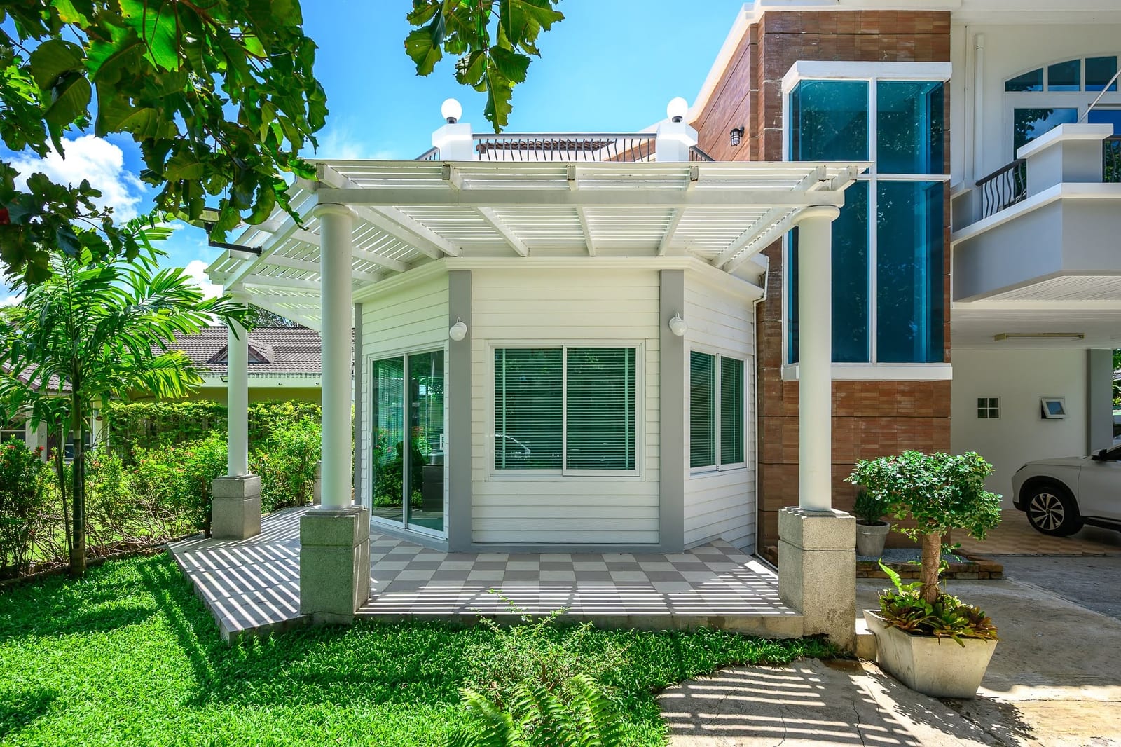 Four-Bedroom House with Roof Terrace — Chalong 3