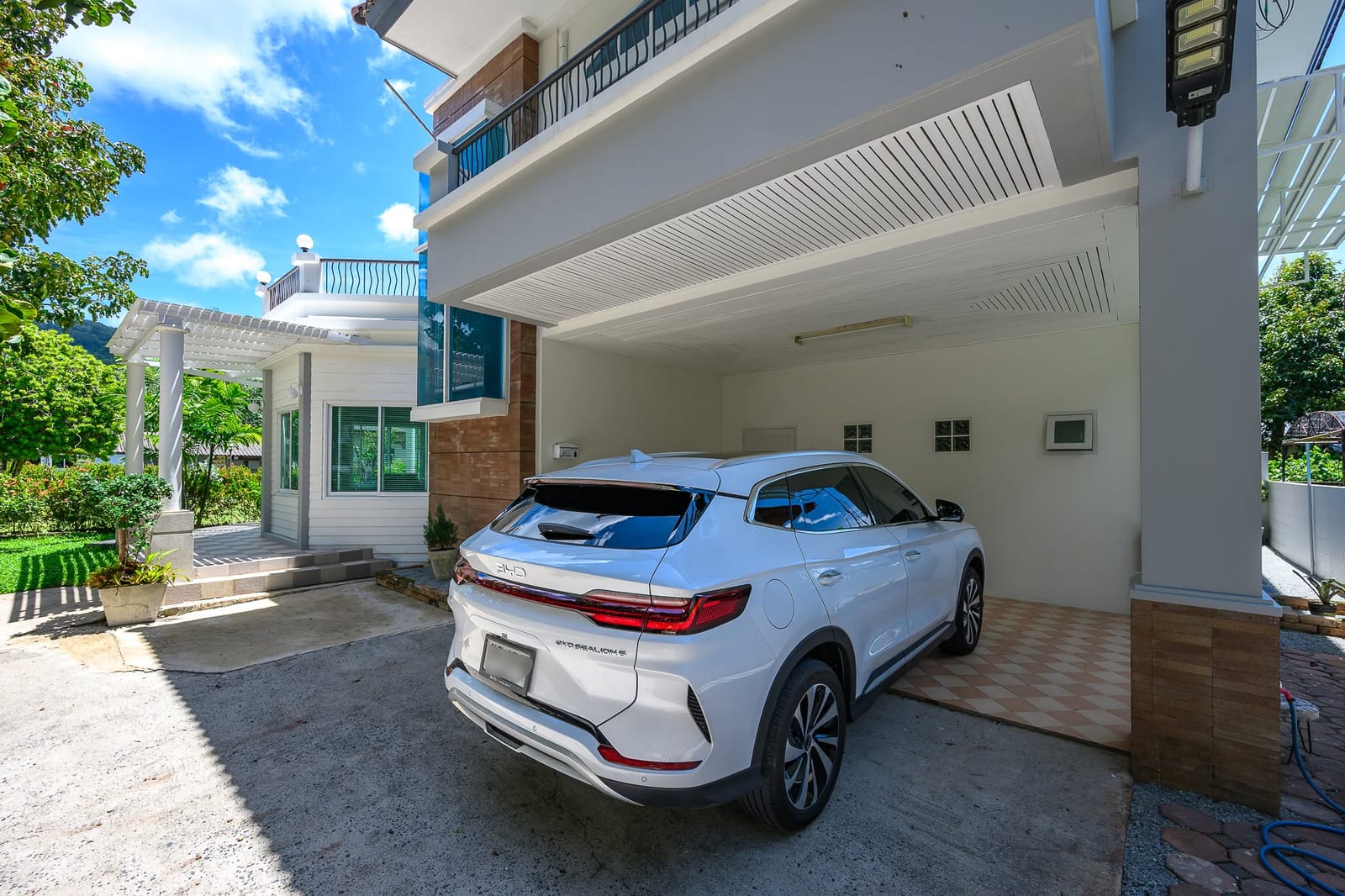 Four-Bedroom House with Roof Terrace — Chalong 4