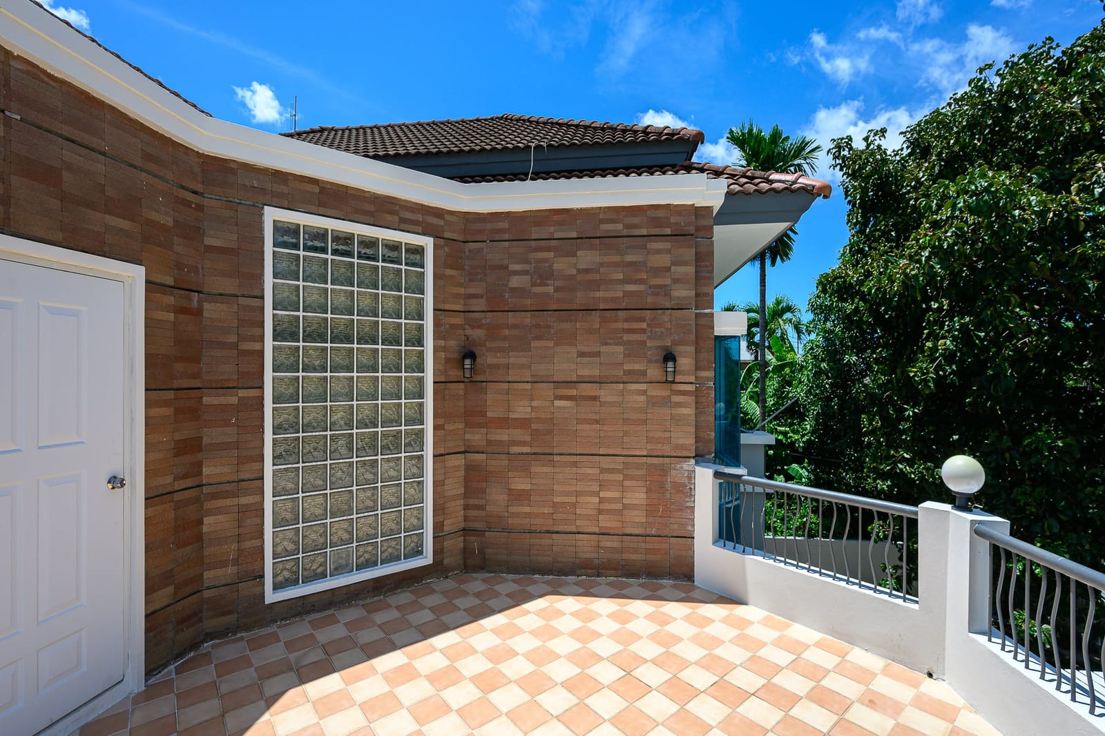 Four-Bedroom House with Roof Terrace — Chalong 8