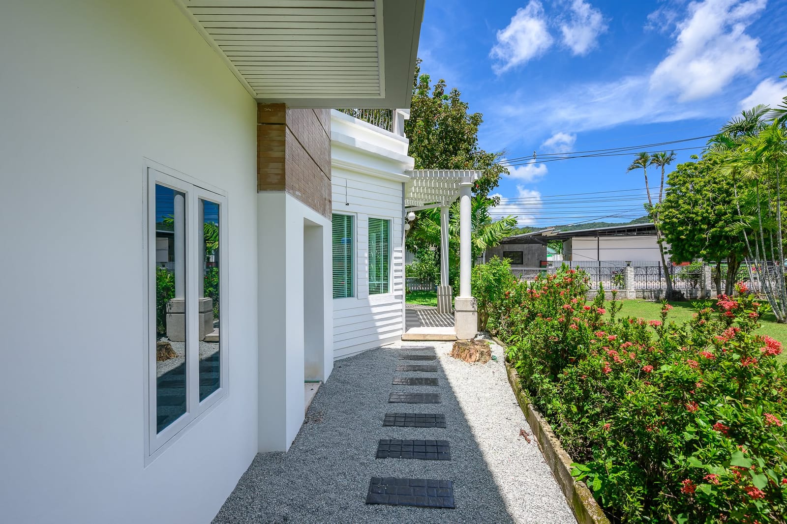 Four-Bedroom House with Roof Terrace — Chalong 9