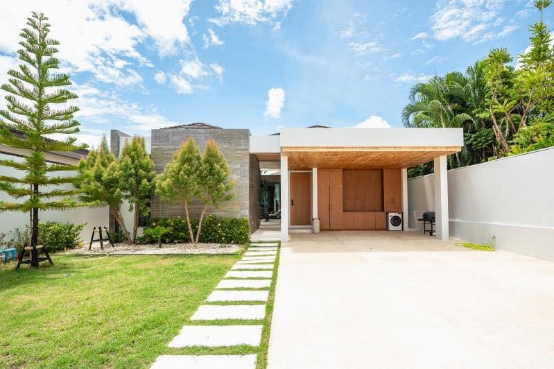 Modern Pool Villa with Frangipani Courtyard — Chalong 12