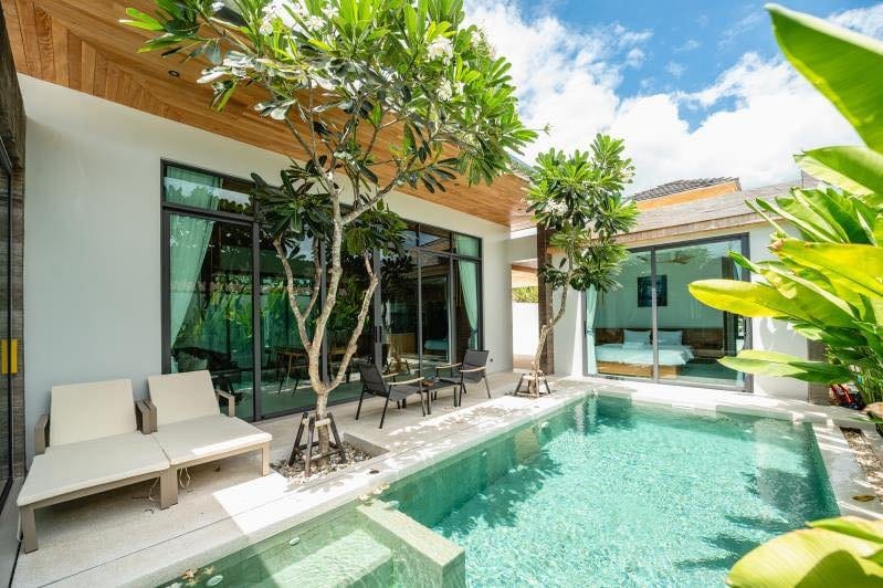 Modern Pool Villa with Frangipani Courtyard — Chalong 8