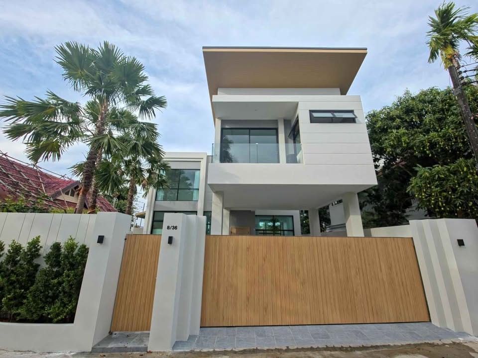 Modern Infinity-Pool Villa — Chalong 15