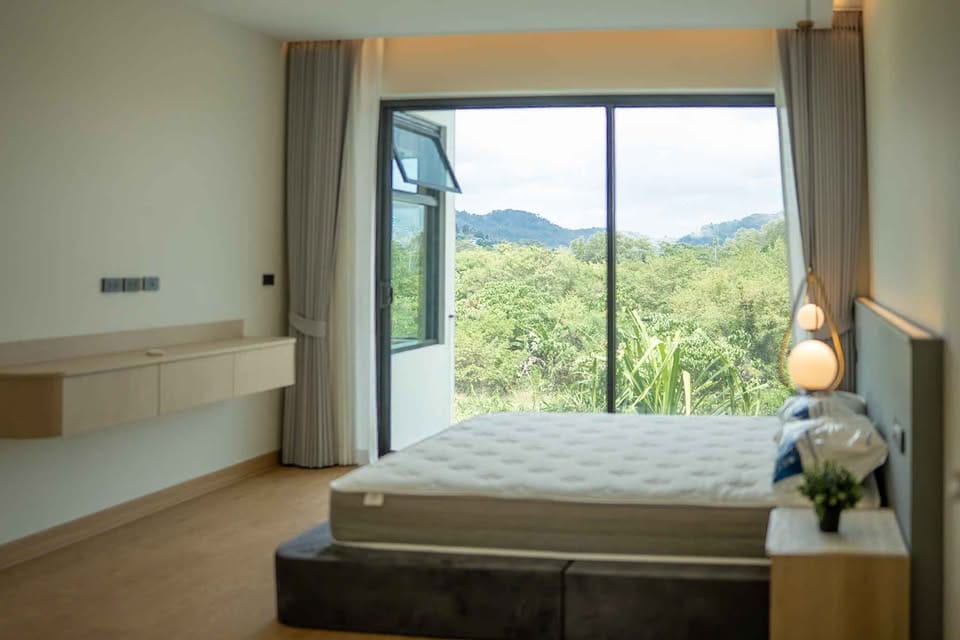 Modern Infinity-Pool Villa — Chalong 9