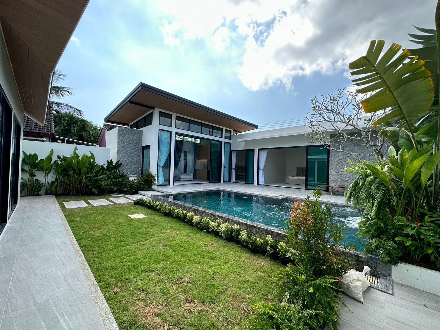 Modern Pool Villa — Chalong 10