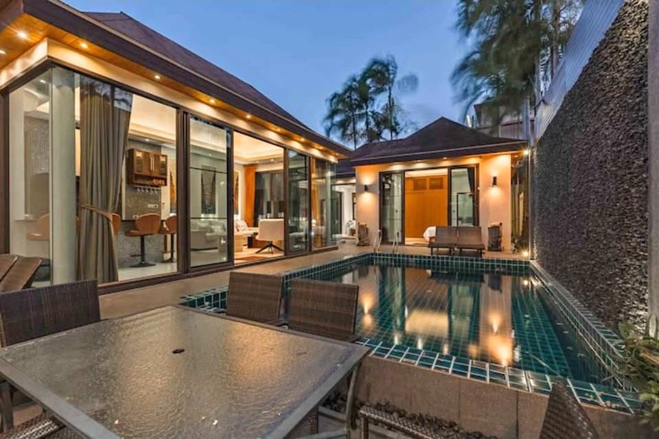 Four-Bedroom En-Suite Pool Villa with Jacuzzi — Chalong