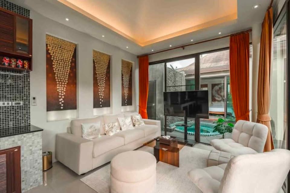 Four-Bedroom En-Suite Pool Villa with Jacuzzi — Chalong