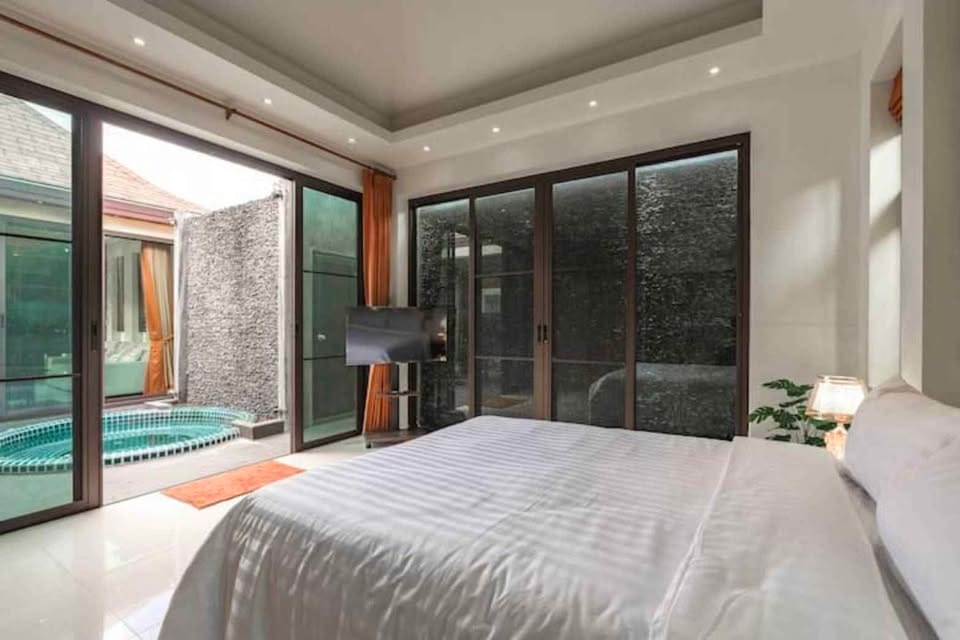 Four-Bedroom En-Suite Pool Villa with Jacuzzi — Chalong