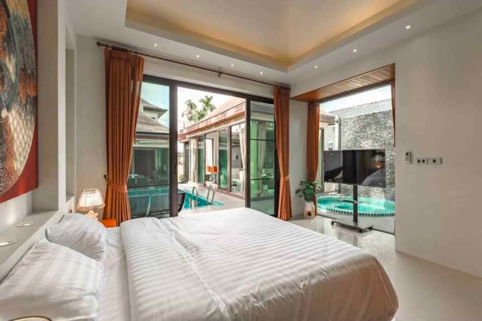 Four-Bedroom En-Suite Pool Villa with Jacuzzi — Chalong