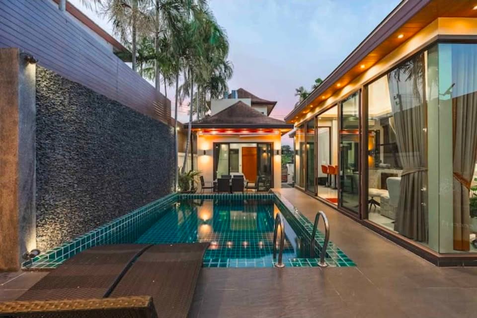 Four-Bedroom En-Suite Pool Villa with Jacuzzi — Chalong