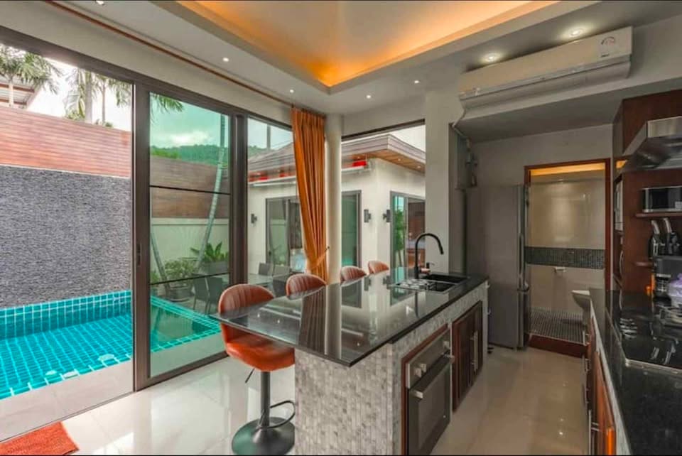 Four-Bedroom En-Suite Pool Villa with Jacuzzi — Chalong