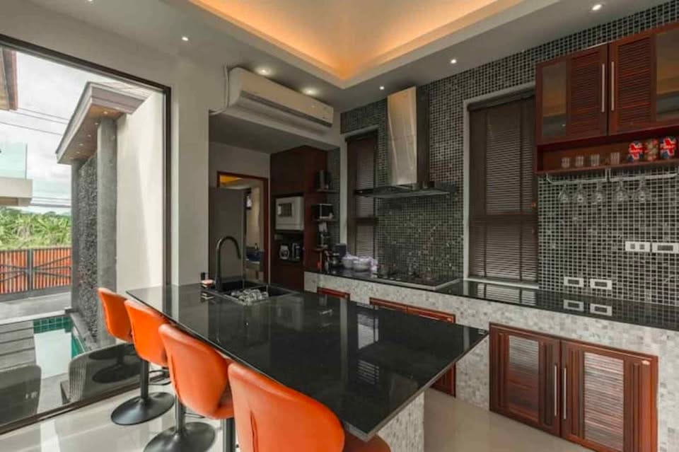 Four-Bedroom En-Suite Pool Villa with Jacuzzi — Chalong