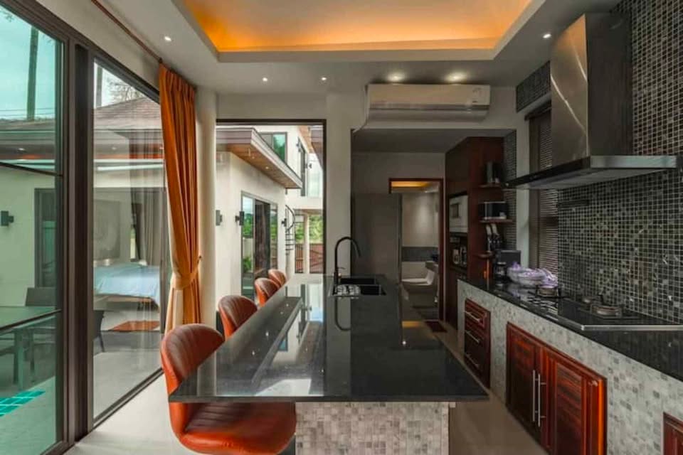 Four-Bedroom En-Suite Pool Villa with Jacuzzi — Chalong