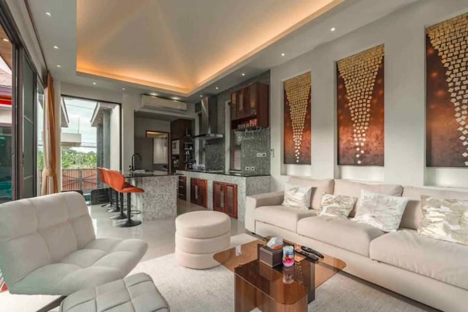 Four-Bedroom En-Suite Pool Villa with Jacuzzi — Chalong