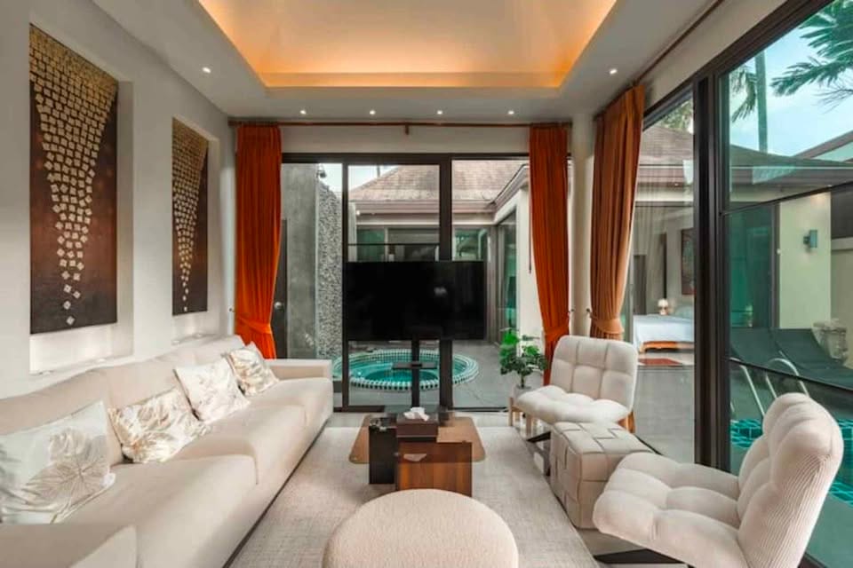 Four-Bedroom En-Suite Pool Villa with Jacuzzi — Chalong