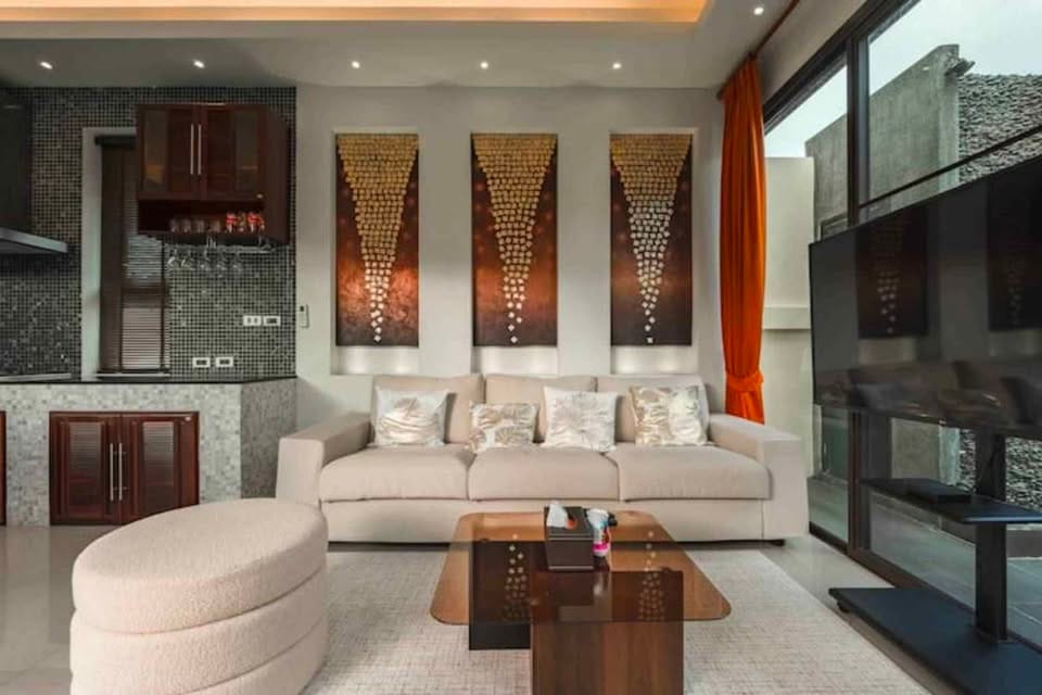 Four-Bedroom En-Suite Pool Villa with Jacuzzi — Chalong