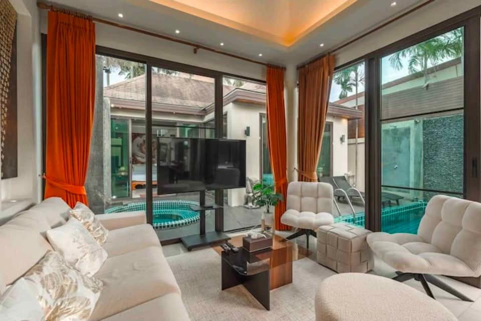 Four-Bedroom En-Suite Pool Villa with Jacuzzi — Chalong