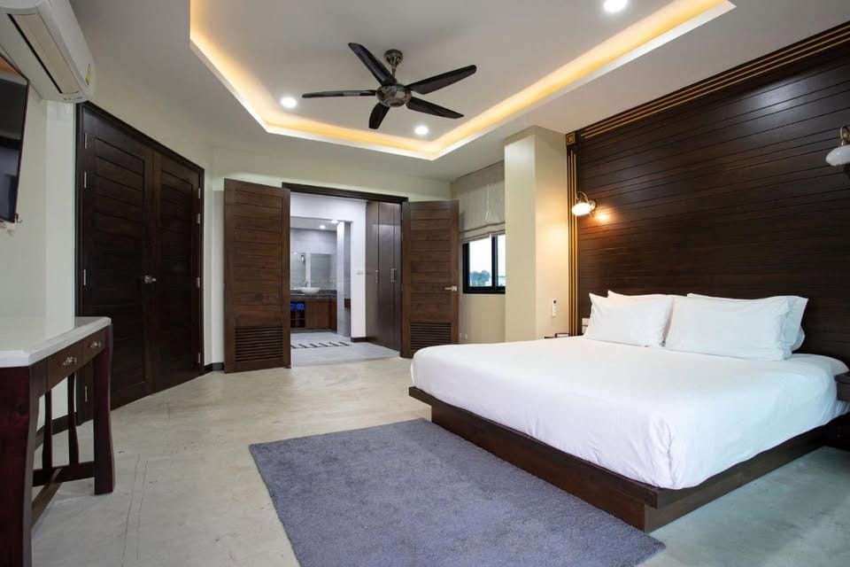 Seaview 3-Bedroom Apartment with Rooftop Pool — Chalong 10