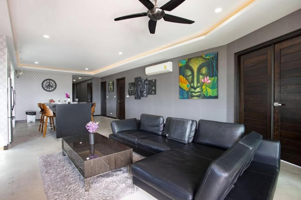 Seaview 3-Bedroom Apartment with Rooftop Pool — Chalong 11