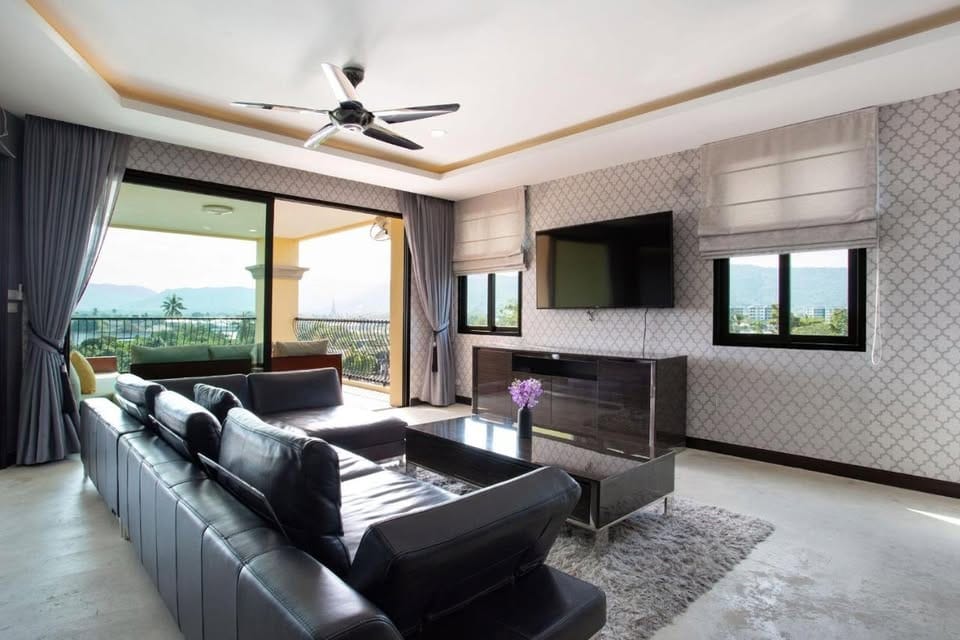 Seaview 3-Bedroom Apartment with Rooftop Pool — Chalong 12
