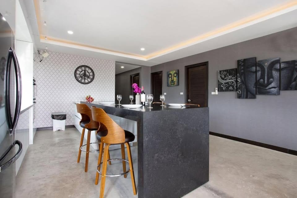 Seaview 3-Bedroom Apartment with Rooftop Pool — Chalong 13