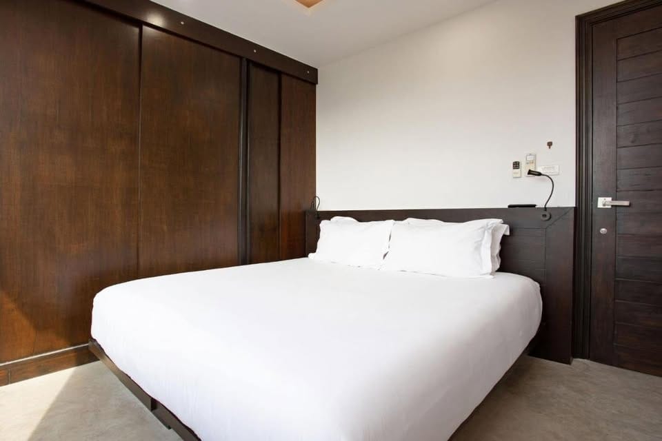 Seaview 3-Bedroom Apartment with Rooftop Pool — Chalong 15