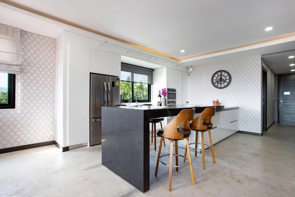 Seaview 3-Bedroom Apartment with Rooftop Pool — Chalong 16