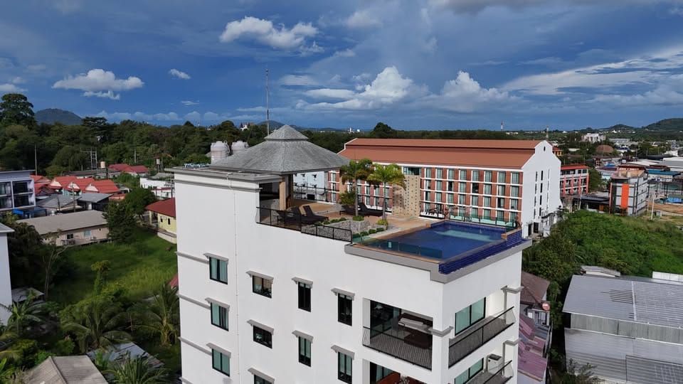 Seaview 3-Bedroom Apartment with Rooftop Pool — Chalong 2