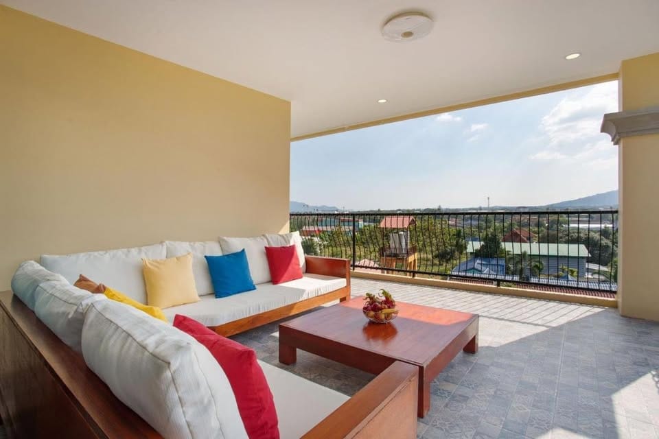 Seaview 3-Bedroom Apartment with Rooftop Pool — Chalong 3