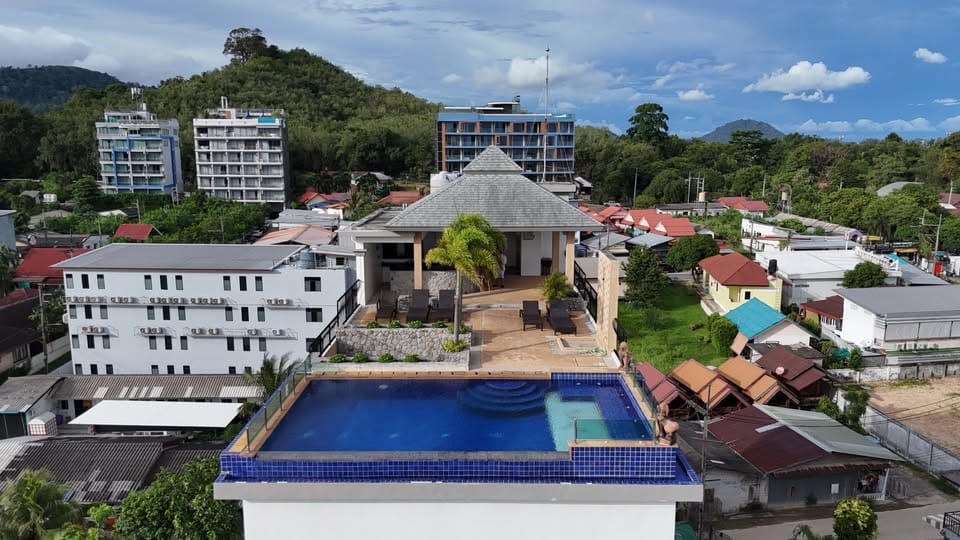 Seaview 3-Bedroom Apartment with Rooftop Pool — Chalong 4